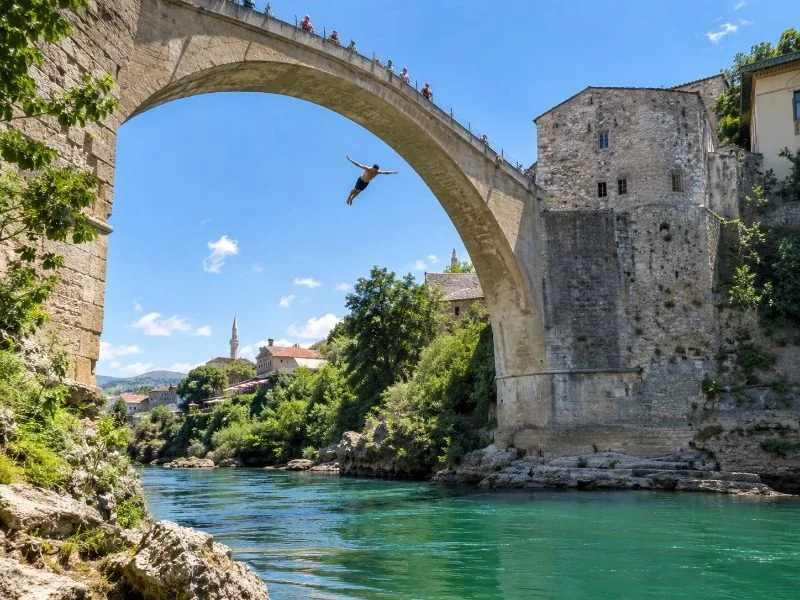 Brückenspringer in der Luft unter der Alten Brücke in Mostar